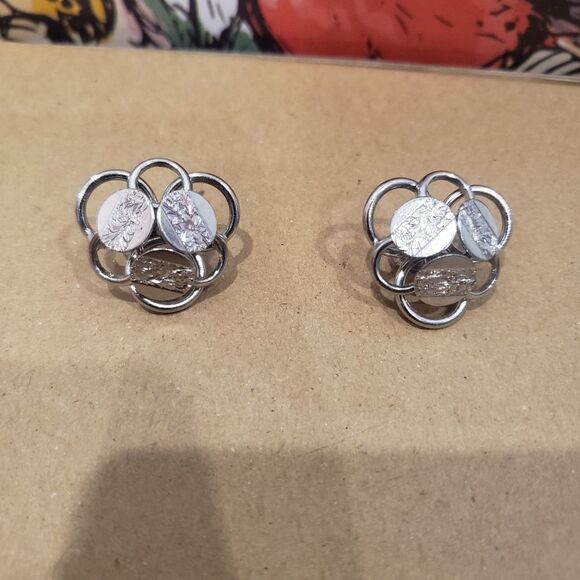 Vintage Sarah Coventry clip on earrings have etched silver tone circle 'coins' - Picture 1 of 10